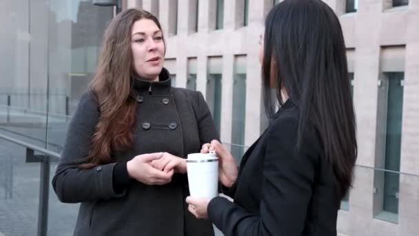 Verrukt Diverse Vrouwelijke Vrienden Staan Stad Spreken Met Elkaar Terwijl — Stockvideo