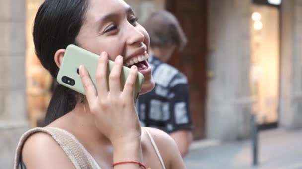 Χαρούμενη Ισπανίδα Γυναίκα Σκούρα Μαλλιά Χαμογελώντας Και Μιλώντας Στο Κινητό — Αρχείο Βίντεο