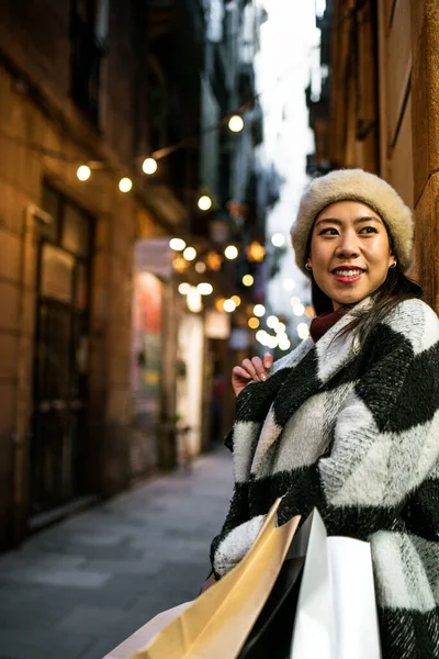 Pozitív Kínai Női Vásárló Felsőruházatban Mosolyogva Néz Félre Miközben Utcán — Stock Fotó