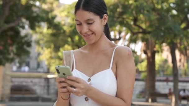Vista Panorámica Mujer Latinoamericana Con Bolsa Sonriendo Mensajes Texto Las — Vídeo de stock