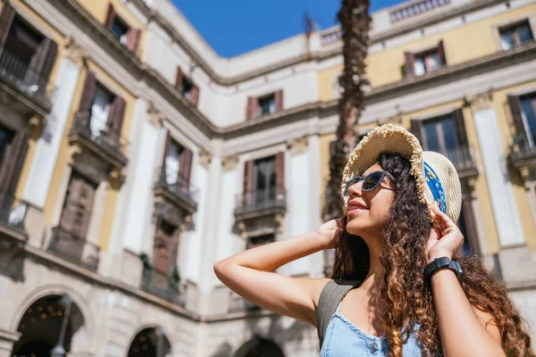 Από Κάτω Ευτυχής Ισπανίδα Γυναίκα Σγουρά Μαλλιά Και Γυαλιά Ηλίου — Φωτογραφία Αρχείου