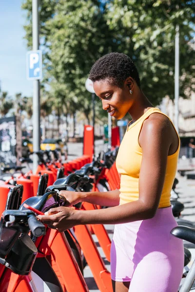 Модна Африканська Жінка Використовує Свій Телефон Щоб Використовувати Громадську Систему — стокове фото
