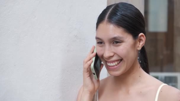 Αισιόδοξη Ισπανίδα Γυναίκα Σκούρα Μαλλιά Χαμογελά Και Μιλάει Στο Κινητό — Αρχείο Βίντεο