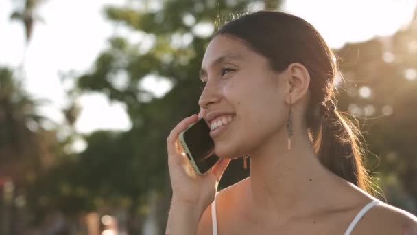 Mujer Latinoamericana Alegre Sonriendo Mirando Alrededor Mientras Pasa Tiempo Parque — Vídeos de Stock