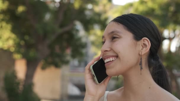 Pan Rond Het Zicht Van Optimistische Spaanse Vrouw Met Donker — Stockvideo