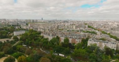 Binaların çatısında uçan geniş drone görüntüsü. Paris şehri eğlenceleri, Fransa. Yüksek kalite 4k görüntü