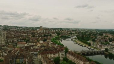 Fransız şehri Joigny 'nin havadan görünüşü. Joigny, Fransa 'nın orta kesimindeki Bourgogne-Franche-Comte bölgesinde bir komün. Yüksek kalite 4k görüntü