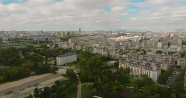 Binaların çatısında uçan geniş drone görüntüsü. Paris şehri eğlenceleri, Fransa. Yüksek kalite 4k görüntü