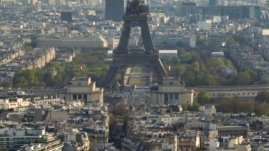 Paris şehir merkezinin havadan görüntüsü. Fransa 'nın başkentini yeşil ağaçlar süslüyor. Paris 'te güneşli bir gün. Yüksek kalite 4k görüntü