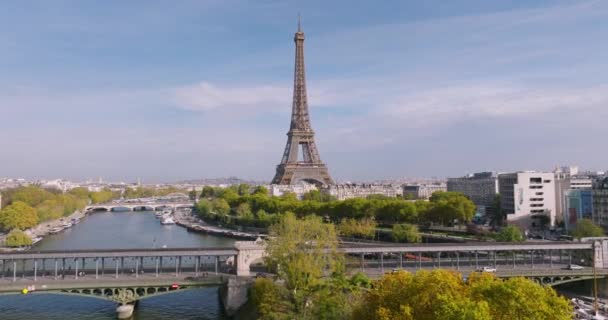 Paris Şehir Merkezinin Havadan Görüntüsü Bir Seine Nehri Üzerinden Eyfel — Stok video