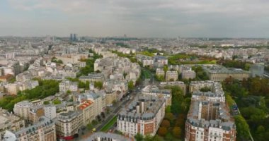Binaların çatısında uçan geniş drone görüntüsü. Paris şehri eğlenceleri, Fransa. Yüksek kalite 4k görüntü