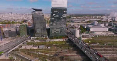 Büyük bir başkentin banliyölerinin havadan görünüşü. İş bölgesinin Paris 'teki yüksek binaları ve balkonlarında çiçek açan bitkiler. Paris kuş bakışı. Büyük şehirlerde kentsel peyzaj.