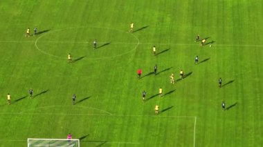 2022 FIFA Dünya Kupası kapsamında yeşil bir sahada iki futbol takımı mücadele etmektedir. Video, uzaktan odaklı mercekli ve parallaks etkisi olan bir drondan çekilmiş. Yüksek kalite 4k görüntü