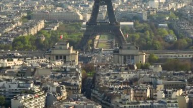 Paris şehir merkezinin havadan görüntüsü. Fransa 'nın başkentini yeşil ağaçlar süslüyor. Paris 'te güneşli bir gün. Yüksek kalite 4k görüntü