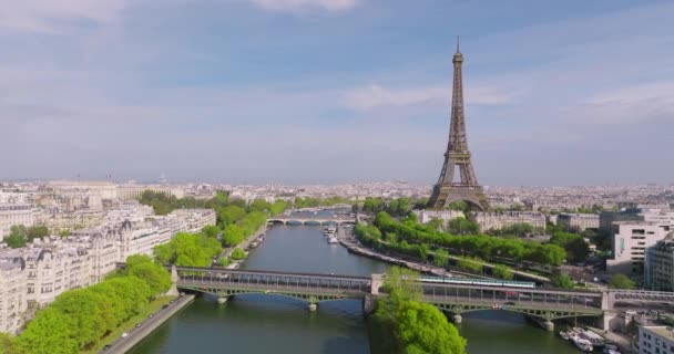 关于巴黎世界上最受欢迎的景点的无名小卒观点 夏天在埃菲尔铁塔附近飞行的无人机 旧地铁的桥在前头 — 图库视频影像