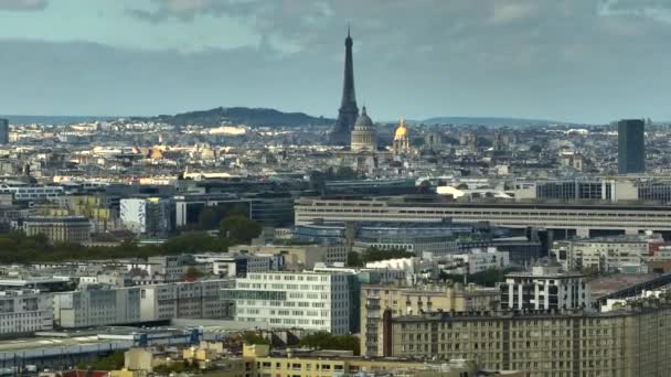 Binaların Çatılarının Caddelerin Caddelerin Araba Trafiğinin Modern Klasik Mimarinin Havadan — Stok video