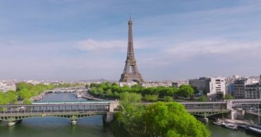 Paris 'teki en popüler çekiciliğin insansız hava aracı görüntüsü. İHA yazın Eyfel kulesinin yanında uçuyor. Öndeki eski metronun köprüsü..