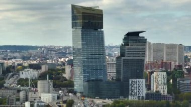 Binaların çatılarının, caddelerin ve caddelerin araba trafiğinin, modern ve klasik mimarinin havadan görünüşü. Hava aracı atışı hareket ediyor. Yüksek kalite 4k görüntü