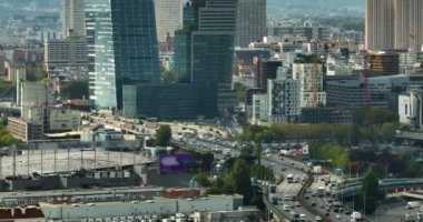 Paris üzerinde uçan bir dronun görüntüsü. Dünyanın en popüler şehrinin şehir manzarası. Ufuk çizgisinde evler ve gökdelenler var. Bir İHA 'dan sinematik çekim. Yüksek kalite 4k