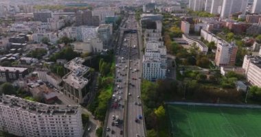 Fransa 'nın başkentinde bulunan köprüde arabalar yoğun trafikte ilerliyor. Paris 'in iş bölgesinde trafik sıkışıktı. Kentsel araç setinin insansız hava aracı görüntüsü. Yüksek kalite 4k görüntü