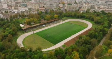 Hava manzaralı Amerikan futbol stadyumu. Üzerinde parlayan spot ışıkları olan Amerikan futbol stadyumu çimenliği. Spor reklamı. Yüksek kalite 4k görüntü