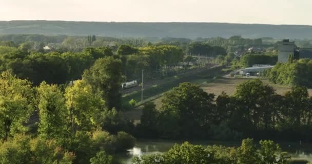 열차로 여행하는 열차가 달리는 공중에서 목격되었다 여름에 풍경으로 열차를 지나다니는 — 비디오