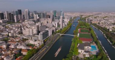 Fransa 'daki Seine nehrinin yakınlarındaki iş bölgesinin göbeğindeki Paris gökdelenleri bir insansız hava aracından çekiliyor. Popüler bir iş merkezinin yakınında İHA uçurmak. Manhattan Avrupa 'nın merkezinde.