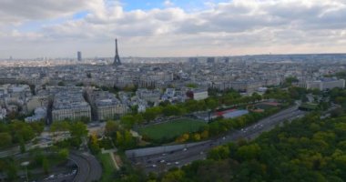 Güneşli bir günde Paris 'in hava aracı görüntüsü. Paris 'in şehri. Paris İHA çekimi, Trocadero 'nun üzerinde uçan hava manzarası Eiffel' in bulutlu turuna bakıyor. Şehir manzarası hava manzarası. Hava aracı görüntüleri..