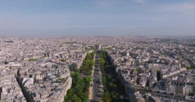 Paris İHA görüntüsü yaz günbatımında Eyfel Kulesi yakınlarındaki şehrin kalbinde. Fransız modern şehrinin kentsel manzarası. Yüksek kalite 4k görüntü