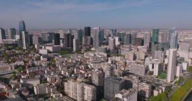 Paris İHA görüntüsü yaz günbatımında Eyfel Kulesi yakınlarındaki şehrin kalbinde. Fransız modern şehrinin kentsel manzarası. Yüksek kalite 4k görüntü