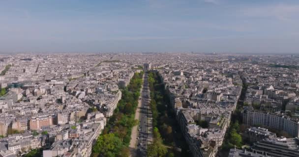 法国游客最多的城市的全景 巴黎的巴黎街道和屋顶 夏天日落时 无人机飞越世界上最美丽的城市 高质量的4K镜头 — 图库视频影像
