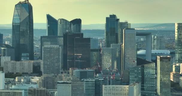 法国游客最多的城市的全景 巴黎的巴黎街道和屋顶 夏天日落时 无人机飞越世界上最美丽的城市 高质量的4K镜头 — 图库视频影像