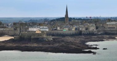 Fransa, Brittany, Saint-Malo, eski şehir merkezi ve Saint-Vincent kilisesi üzerinde insansız hava aracı manzarası. Saint-Malo körfezi ve şehir manzarasının hava aracı görüntüsü. Yüksek kalite 4k görüntü