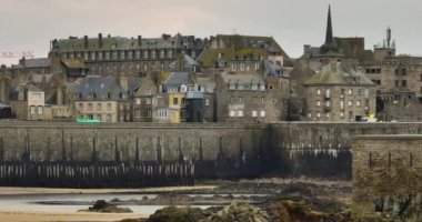 Fransa, Brittany, Saint-Malo, eski şehir merkezi ve Saint-Vincent kilisesi üzerinde insansız hava aracı manzarası. Saint-Malo körfezi ve şehir manzarasının hava aracı görüntüsü. Yüksek kalite 4k görüntü