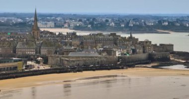 Britanya 'nın Atlantik kıyısındaki Fransız simgesi. Tüm turistler için popüler bir cazibe olan ortaçağ kalesi okyanusla yıkandı. Saint Malo şehrinin insansız hava aracı çekimi. Yüksek kalite 4k görüntü