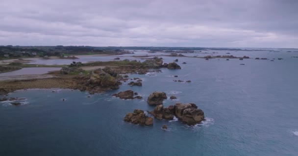 Flygfoto Över Atlantens Klippiga Kust Havslågvatten Klippor Vattnet Aerial Sköt — Stockvideo