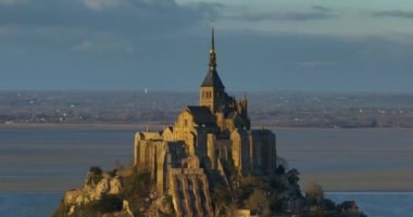 Mont Saint-Michel 'in üzerinden uç, Avrupa' nın en unutulmaz manzaralarından biri. Normandiya ve Brittany 'nin birleştiği körfezde yer alan ada, dünyanın dört bir yanından gelen turistlerin dikkatini çekiyor..