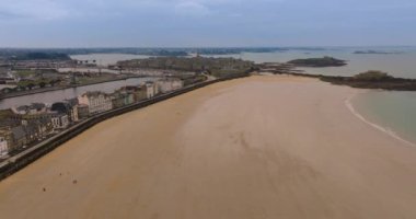 Britanya 'nın Atlantik kıyısındaki Fransız simgesi. Tüm turistler için popüler bir cazibe olan ortaçağ kalesi okyanusla yıkandı. Saint Malo şehrinin insansız hava aracı çekimi. Yüksek kalite 4k görüntü