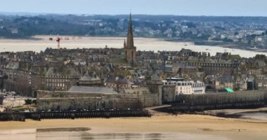 Britanya 'nın Atlantik kıyısındaki Fransız simgesi. Tüm turistler için popüler bir cazibe olan ortaçağ kalesi okyanusla yıkandı. Saint Malo şehrinin insansız hava aracı çekimi. Yüksek kalite 4k görüntü