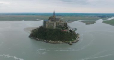 Mont Saint-Michel 'in üzerinden uç, Avrupa' nın en unutulmaz manzaralarından biri. Normandiya ve Brittany 'nin birleştiği körfezde yer alan ada, dünyanın dört bir yanından gelen turistlerin dikkatini çekiyor..