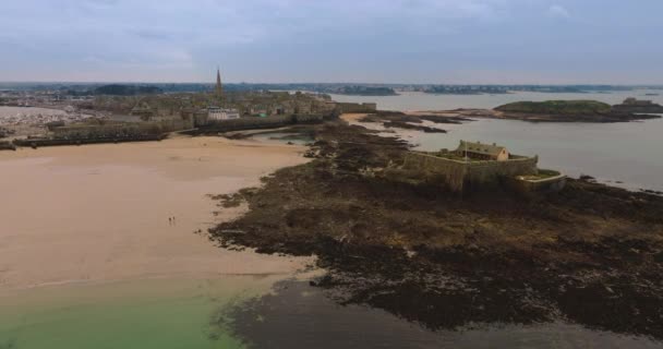 Französisches Wahrzeichen Der Atlantikküste Der Bretagne Die Mittelalterliche Vom Meer — Stockvideo