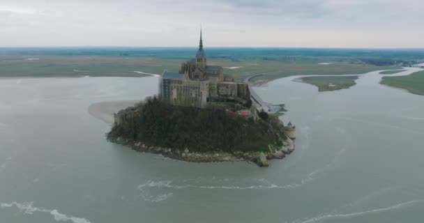 Voe Sobre Monte Saint Michel Dos Pontos Turísticos Mais Inesquecíveis — Vídeo de Stock