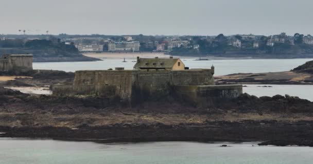 Französisches Wahrzeichen Der Atlantikküste Der Bretagne Die Mittelalterliche Vom Meer — Stockvideo