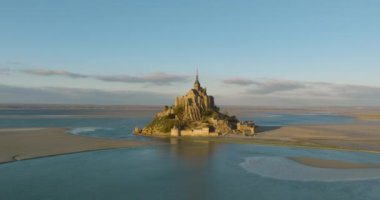 Mont Saint-Michel 'in üzerinden uç, Avrupa' nın en unutulmaz manzaralarından biri. Normandiya ve Brittany 'nin birleştiği körfezde yer alan ada, dünyanın dört bir yanından gelen turistlerin dikkatini çekiyor..