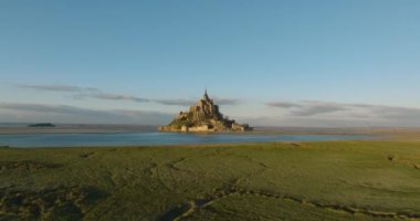Mont Saint-Michel 'in üzerinden uç, Avrupa' nın en unutulmaz manzaralarından biri. Normandiya ve Brittany 'nin birleştiği körfezde yer alan ada, dünyanın dört bir yanından gelen turistlerin dikkatini çekiyor..