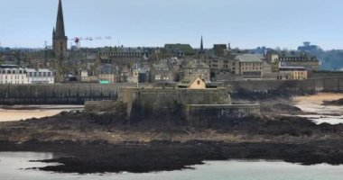 Britanya 'nın Atlantik kıyısındaki Fransız simgesi. Tüm turistler için popüler bir cazibe olan ortaçağ kalesi okyanusla yıkandı. Saint Malo şehrinin insansız hava aracı çekimi. Yüksek kalite 4k görüntü