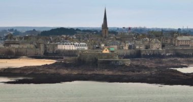 Britanya 'nın Atlantik kıyısındaki Fransız simgesi. Tüm turistler için popüler bir cazibe olan ortaçağ kalesi okyanusla yıkandı. Saint Malo şehrinin insansız hava aracı çekimi. Yüksek kalite 4k görüntü