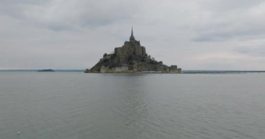 Mont Saint-Michel 'in üzerinden uç, Avrupa' nın en unutulmaz manzaralarından biri. Normandiya ve Brittany 'nin birleştiği körfezde yer alan ada, dünyanın dört bir yanından gelen turistlerin dikkatini çekiyor..