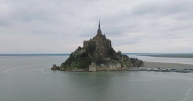 Mont Saint-Michel 'in üzerinden uç, Avrupa' nın en unutulmaz manzaralarından biri. Normandiya ve Brittany 'nin birleştiği körfezde yer alan ada, dünyanın dört bir yanından gelen turistlerin dikkatini çekiyor..