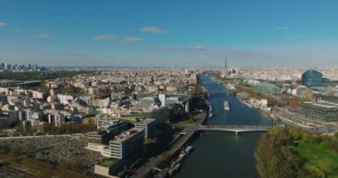 Köprüler, Seine nehri ve Eyfel kulesi manzaralı Paris hava görüntüleri. Sıcak yaz boyunca yukarıdan tarihi Paris şehir merkezi. Ünlü tatil beldesi. Yüksek kalite 4k görüntü